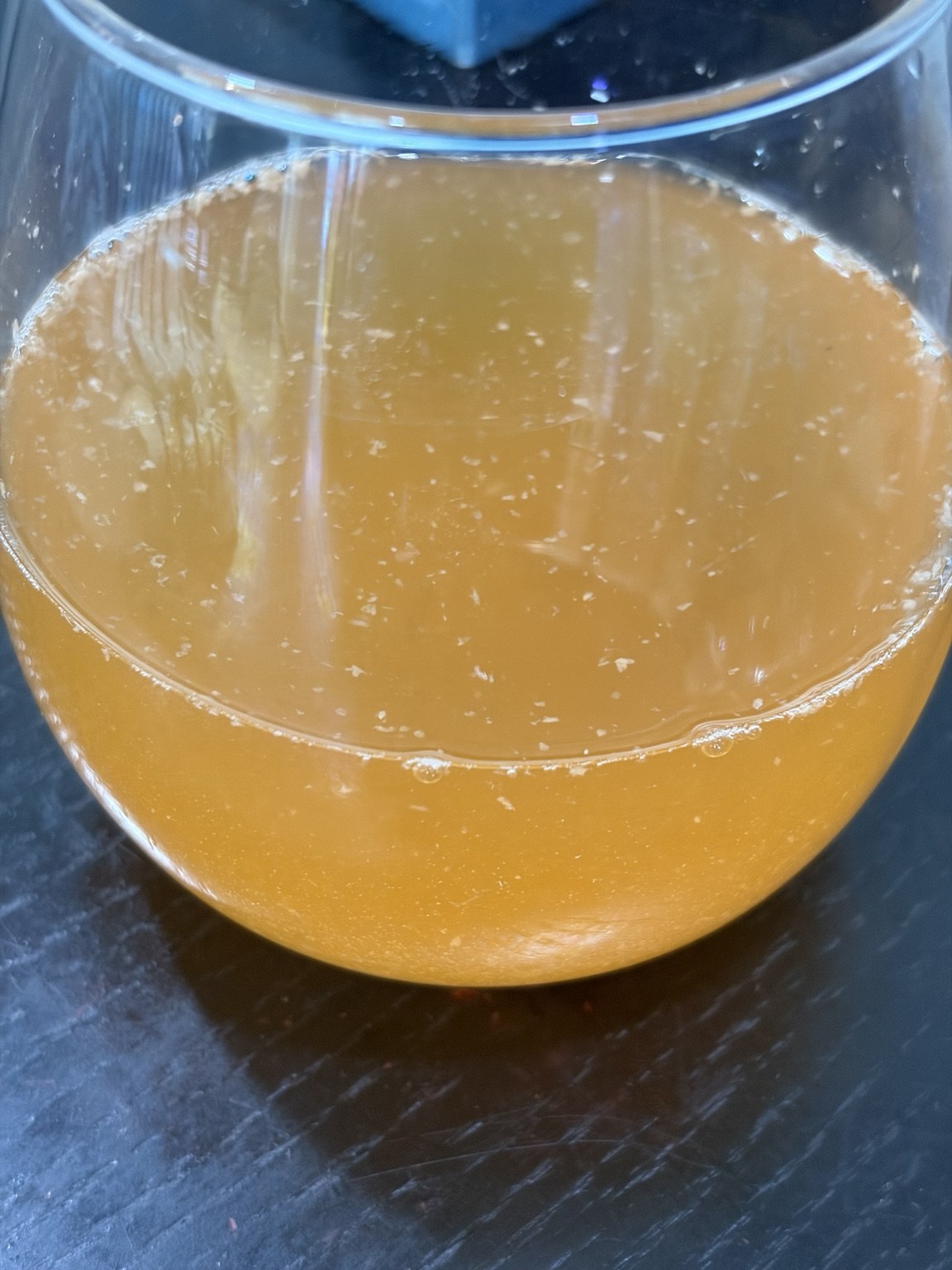 ケグ詰め後にBeerDroidへ残ったThomas Coopers Artisan Reserveをタップから出した様子。明るいゴールドで残留物がやや多い
