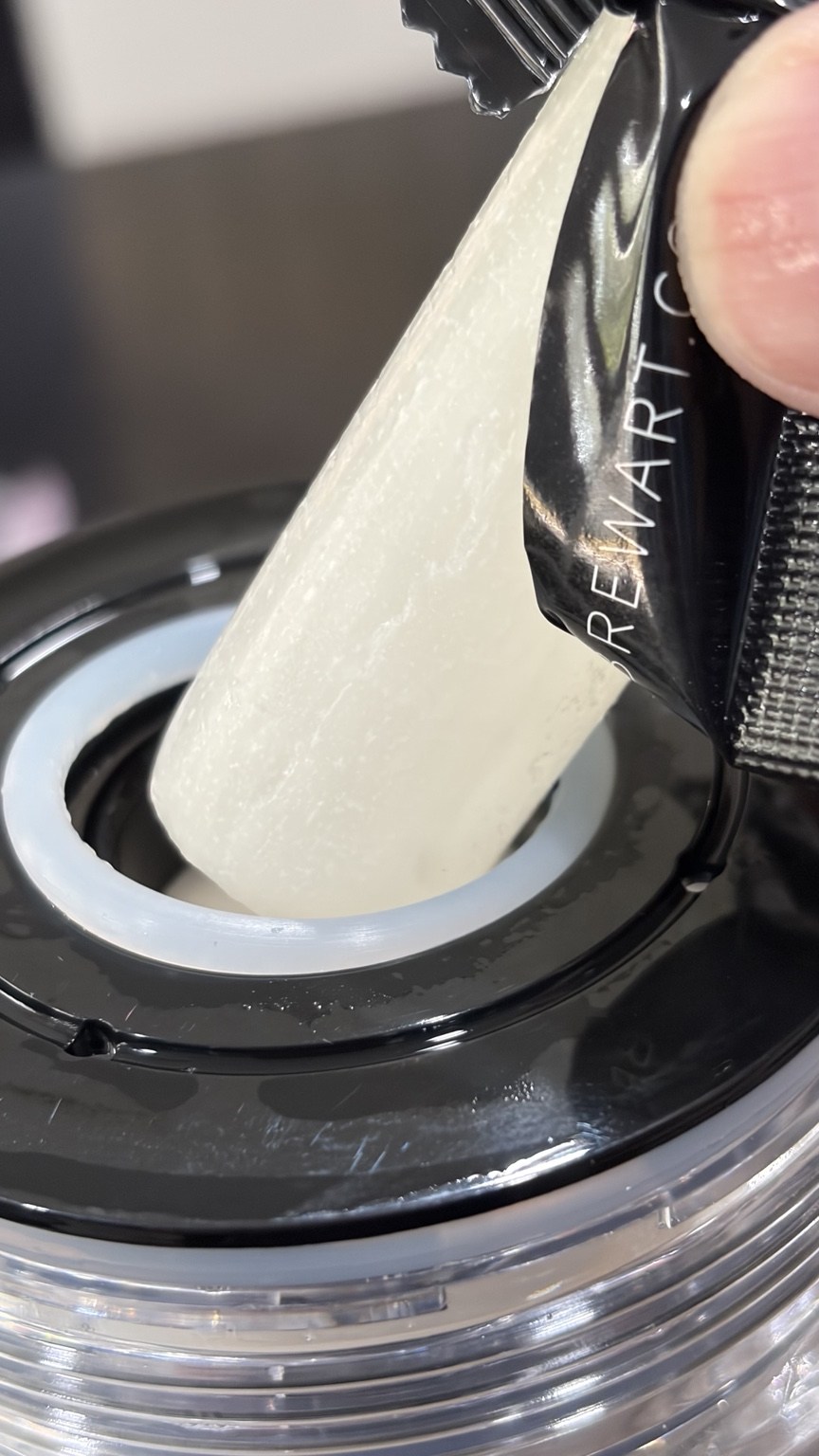 Artisan Reserveを移送したケグへBrewArtプライマーを投入する様子