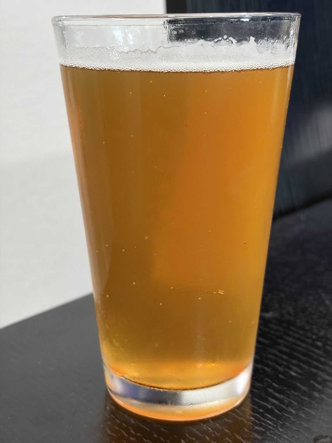 熟成後のThomas Coopers Artisan Reserve Lager。ゴールドからアンバー寄りの色で、グラス上部に白い泡が残る