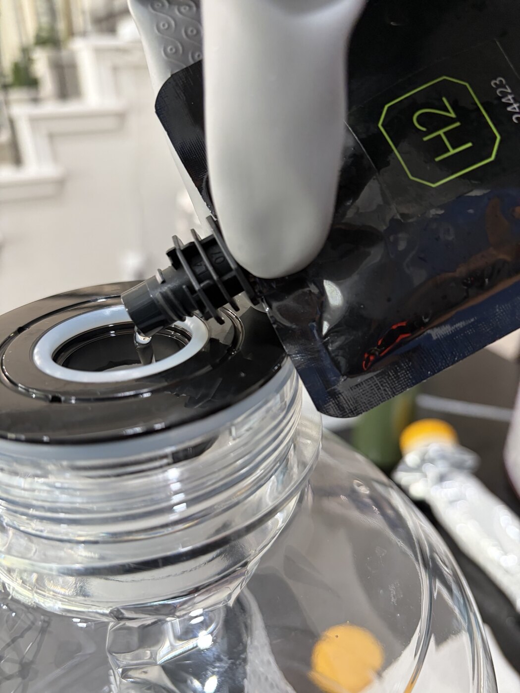 Discovery Pale Aleの5LケグへBrewArt H2を投入している様子