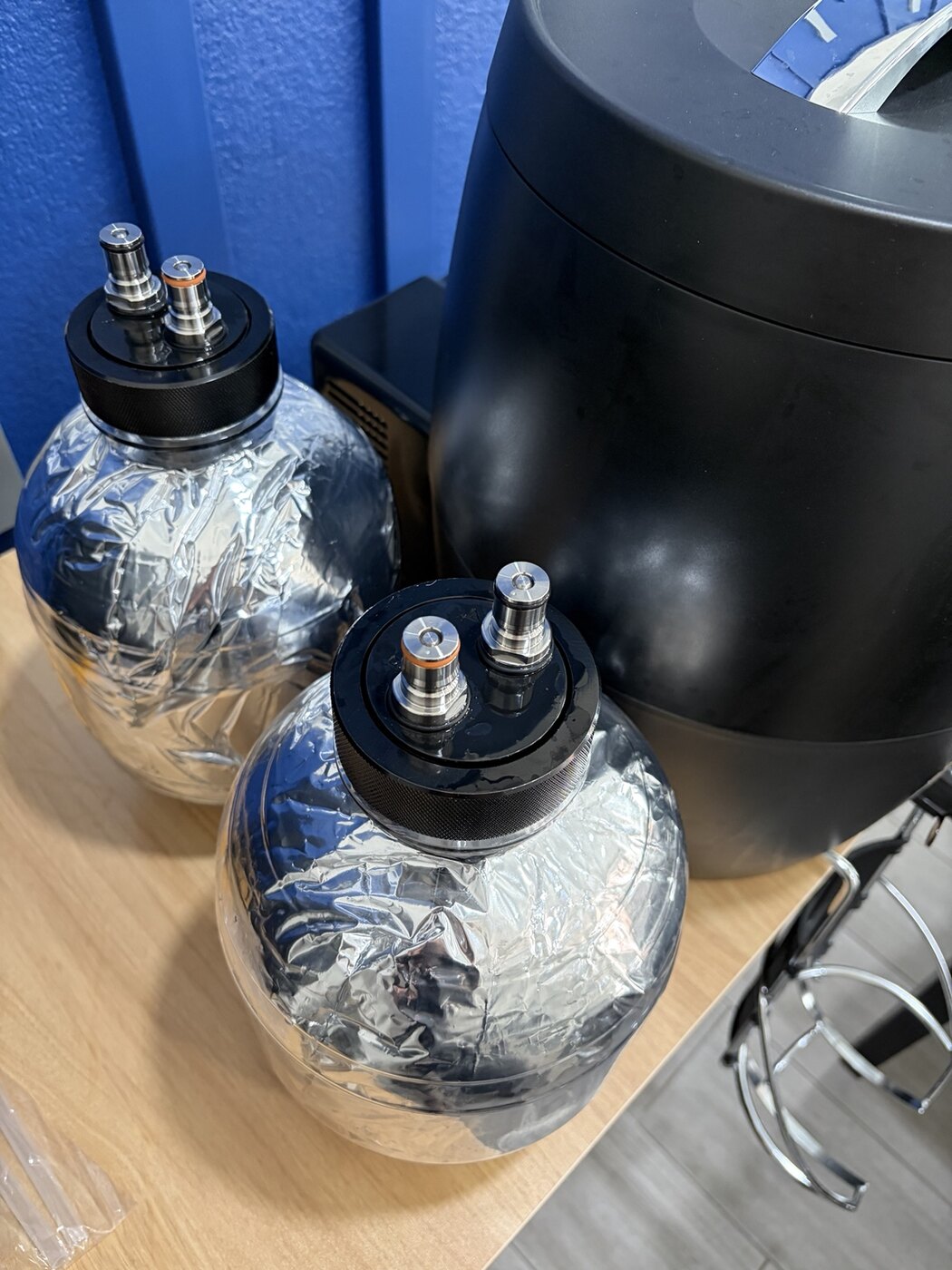 Discovery Pale Aleを入れた2本の5LケグとBeerDroid