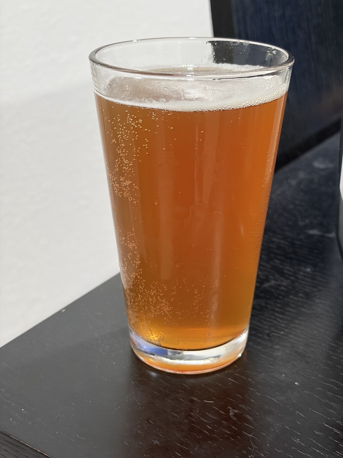 約17日熟成後のDiscovery Pale Ale。明るいアンバー色で細かな炭酸が見える