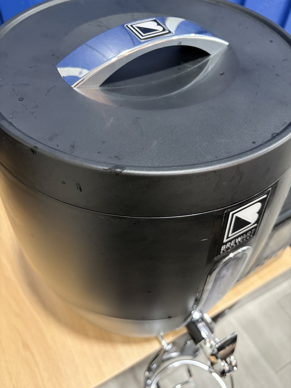 材料投入後に蓋を閉めたBeerDroid