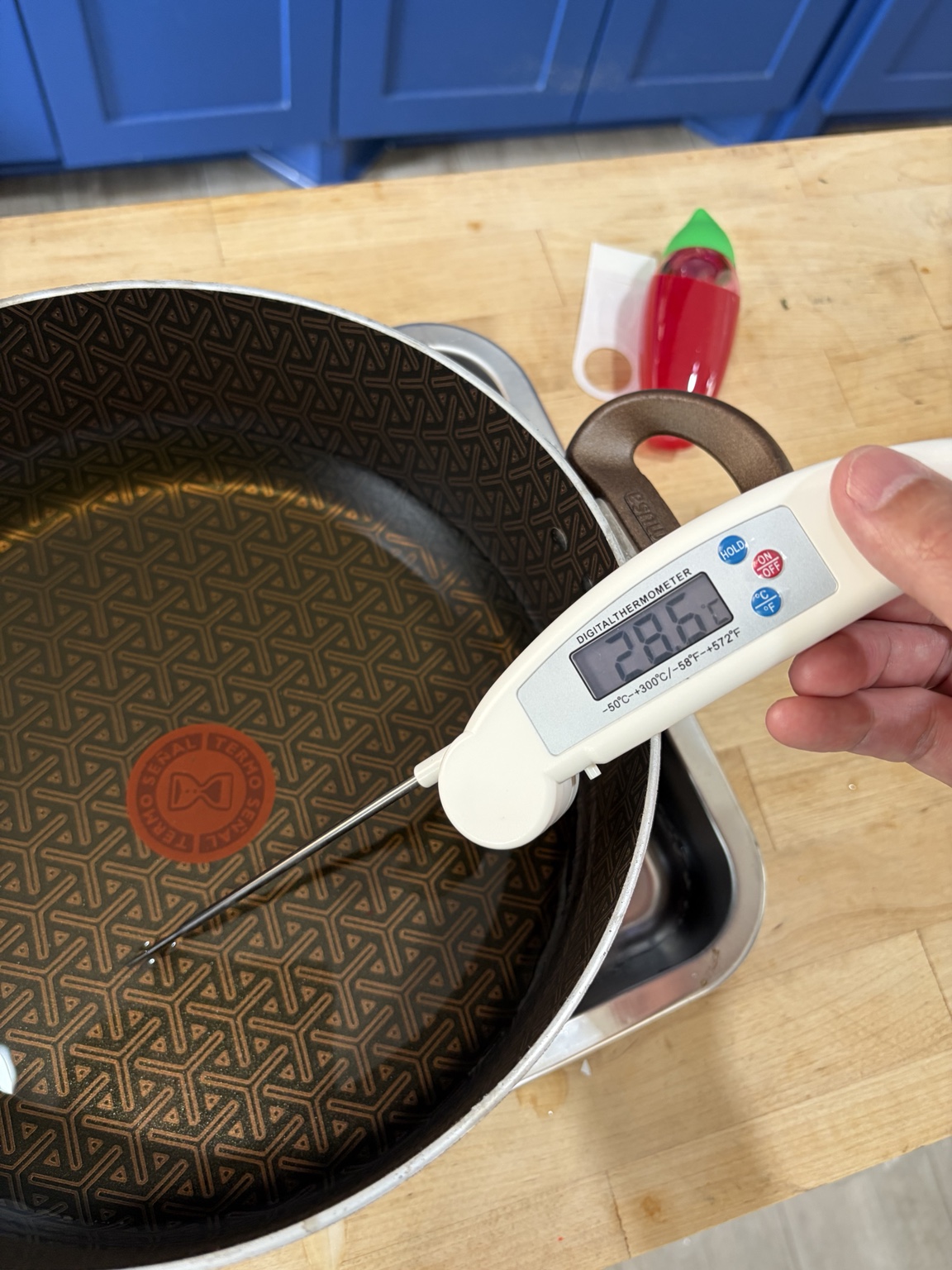 Checking the temperature of the spice infusion with a folding digital thermometer