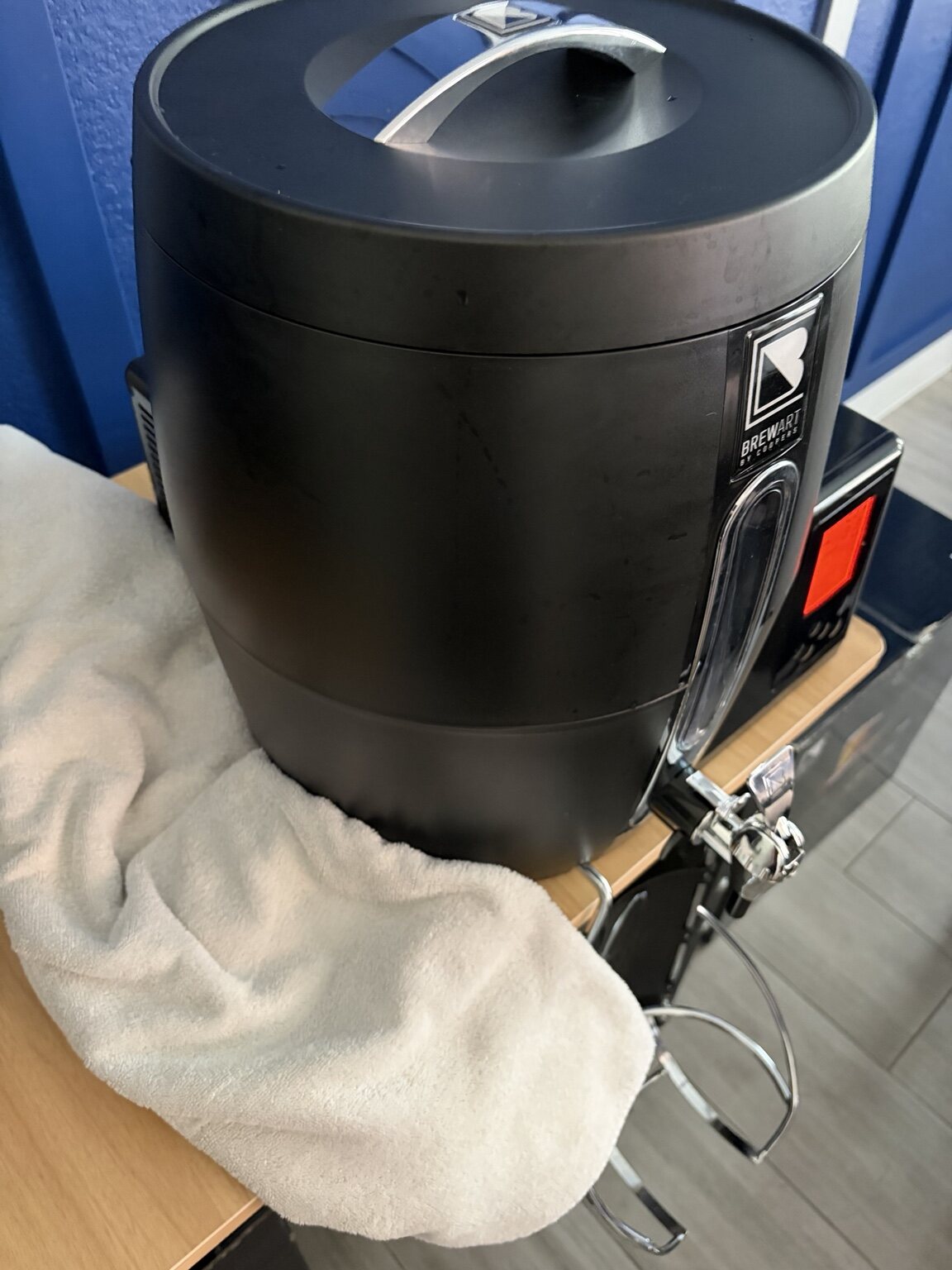 吹きこぼれ対策としてBeerDroidの下にタオルを敷いた状態