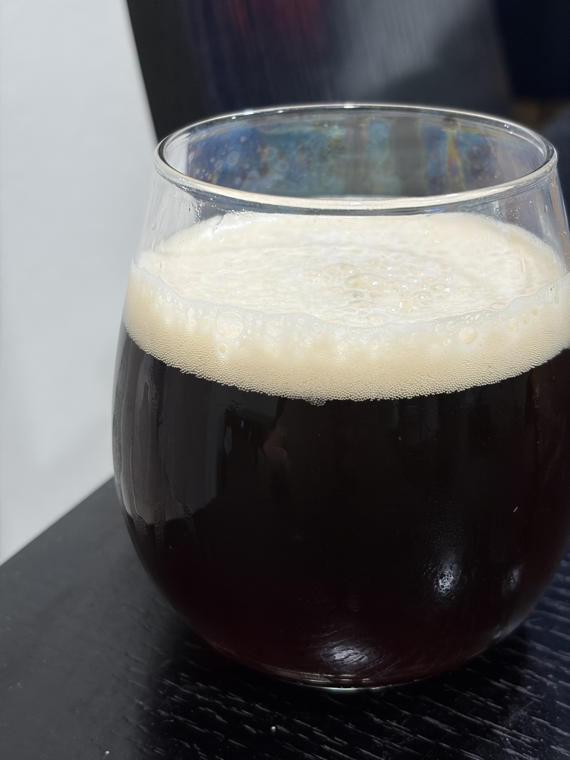 最低14日の二次発酵と熟成を終えてグラスに注いだRuby Porter