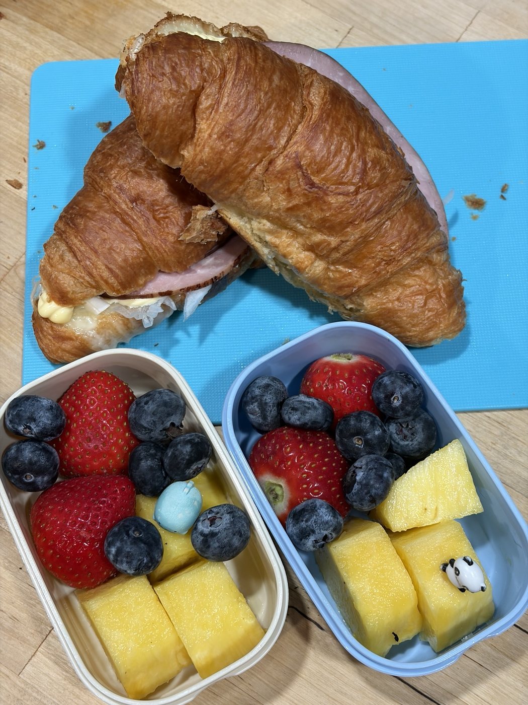 DAY 04 クロワッサンサンドとフルーツ