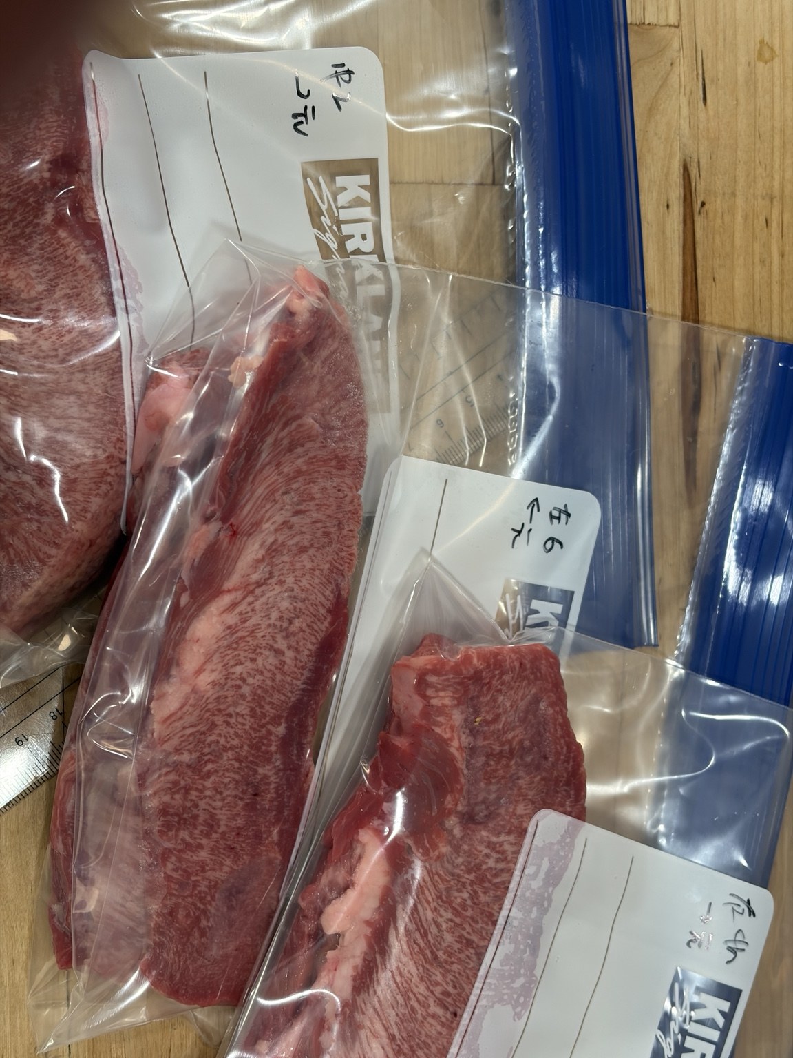 3本の牛タンを別々の袋に入れ時間をランダム割当した状態
