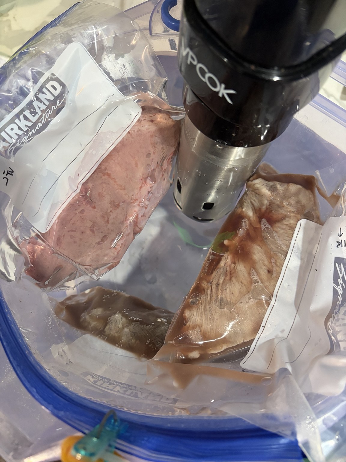 63℃の湯せんで3本の牛タンを時間差投入している様子