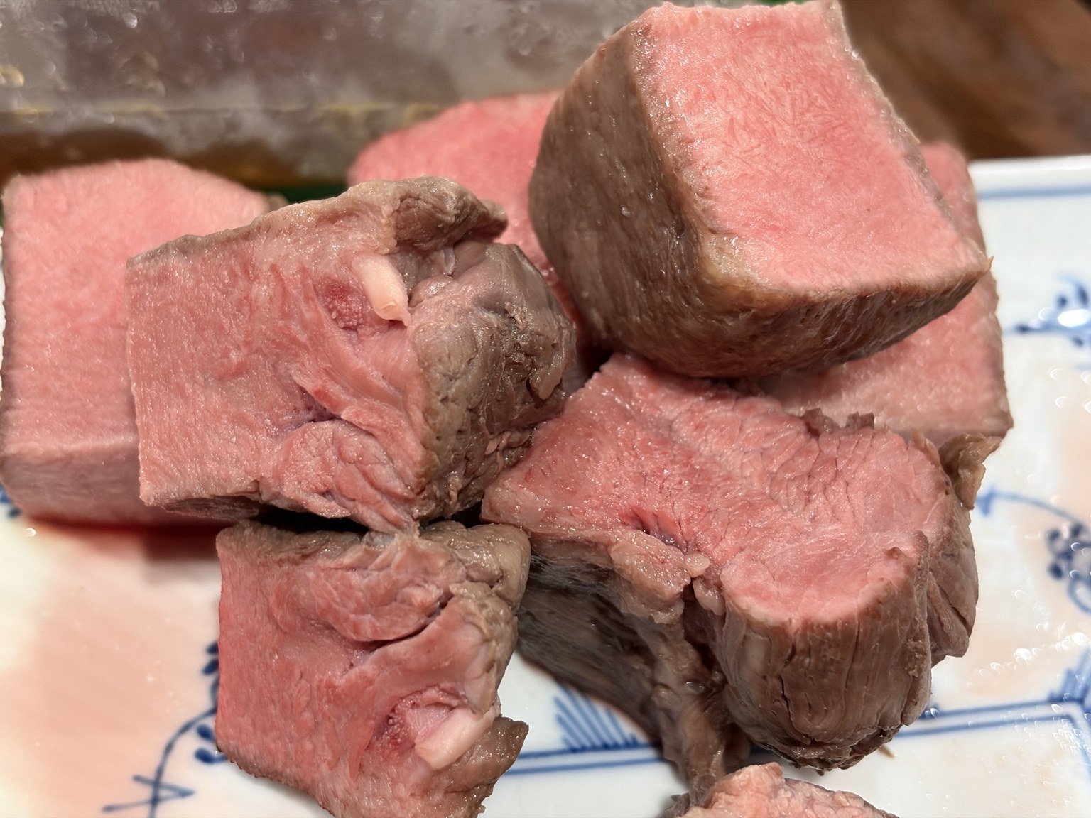 低温調理した牛タンを角切りにしてポン酢ジュレを合わせた仕上がり