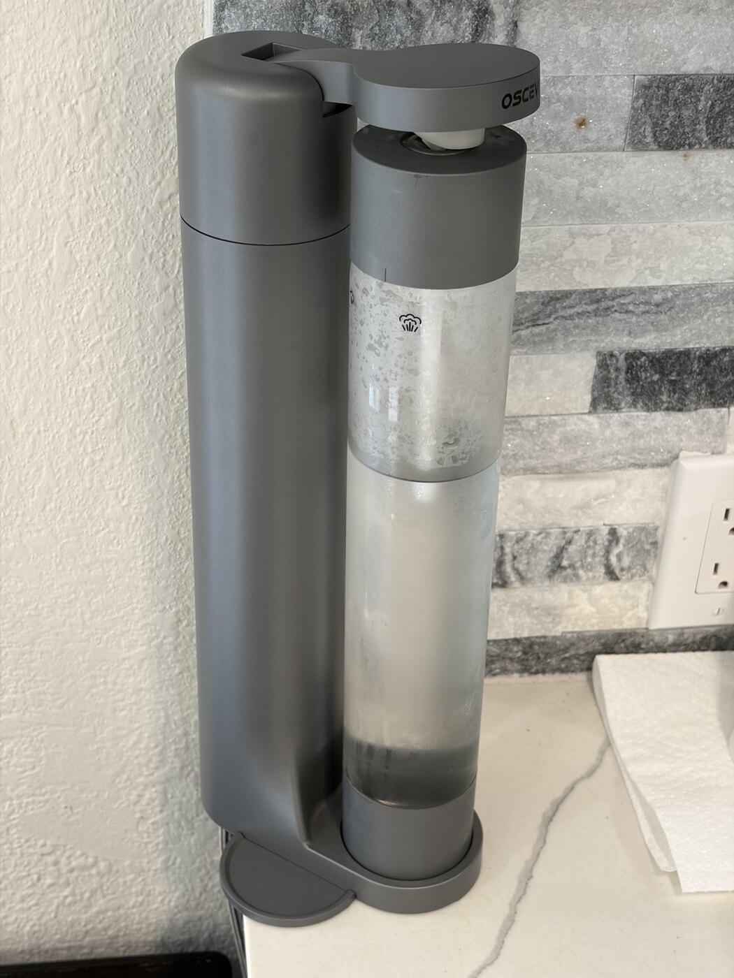 20lb CO2タンクにつないだ炭酸水メーカーと、インフューザーキャップ付きボトル