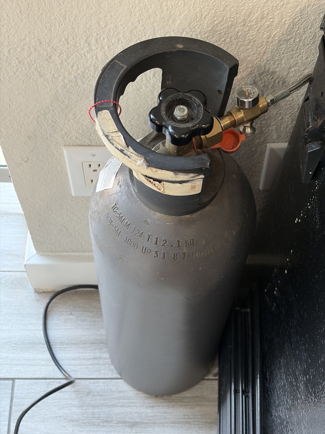 Carbonicsで購入した20lb CO2タンクの全景