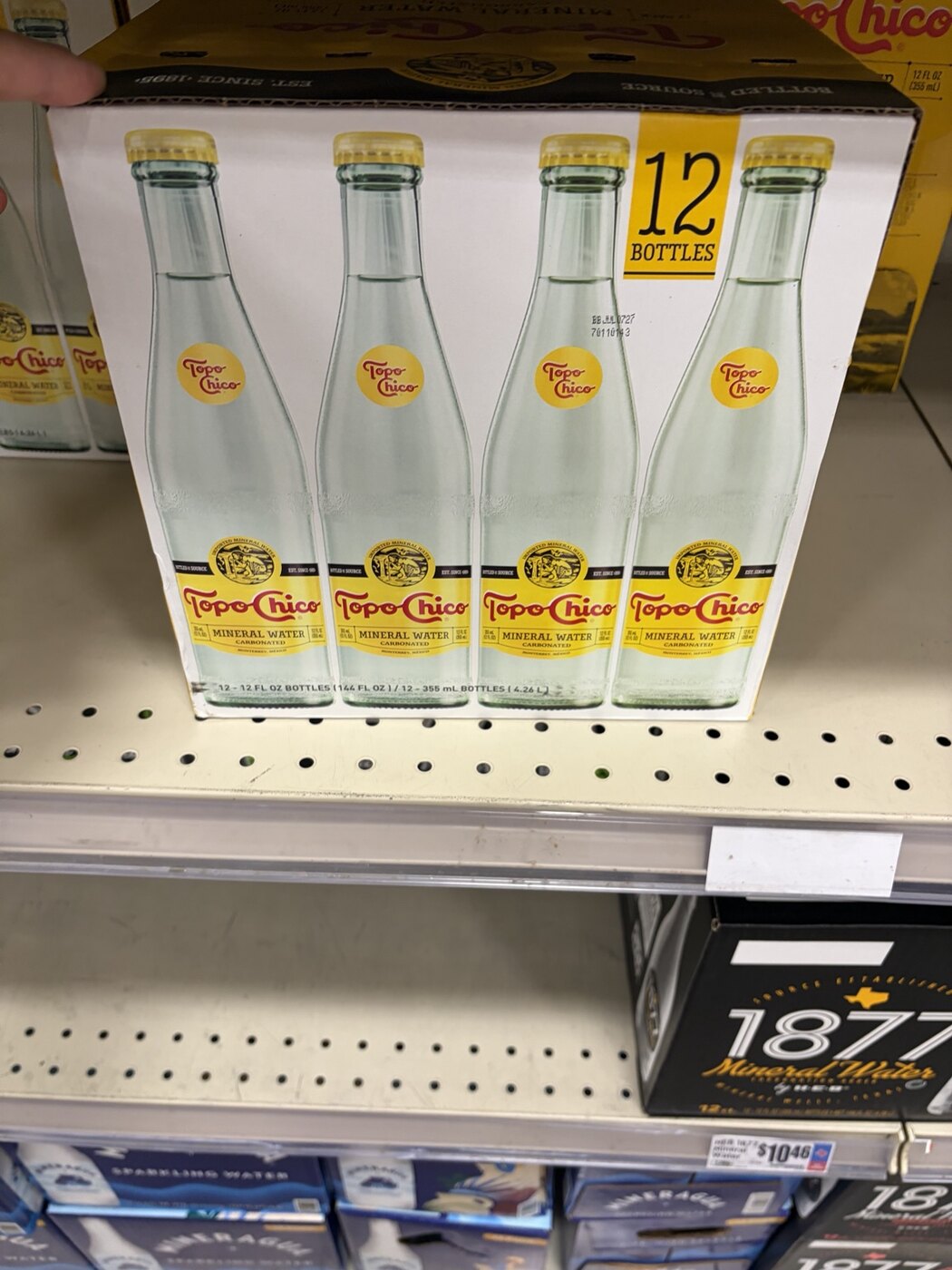 H-E-B店頭に戻ってきたTopo Chicoの箱