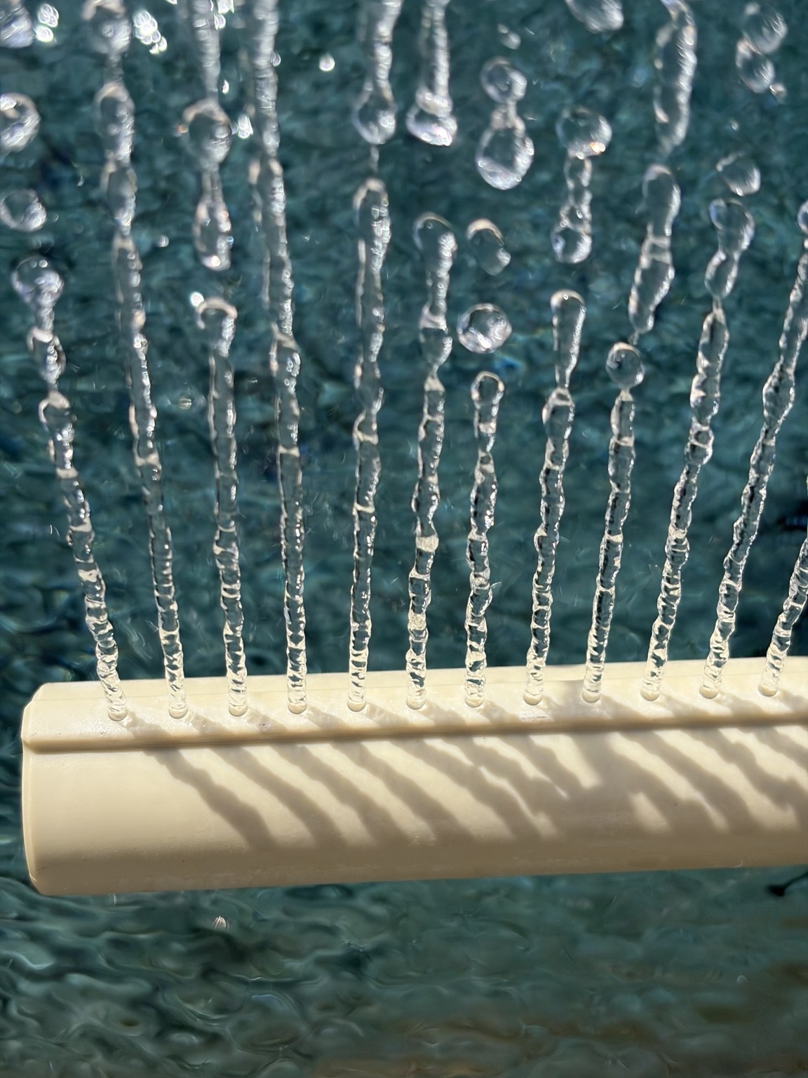 Pool Coolerの約2mm径の水柱を近くから撮影した写真